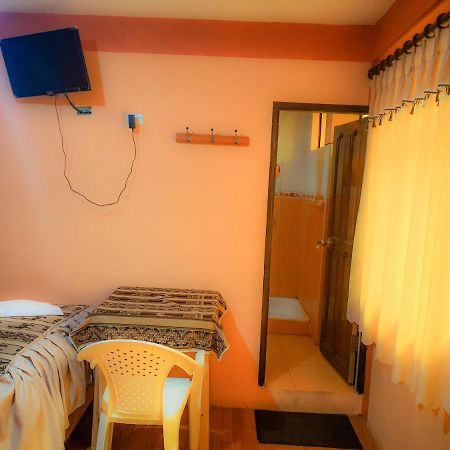 Hostal Luz Yhobimar Копакабана Екстериор снимка